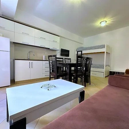 Апартаменты Charming And - Sleeps 6 Саранда