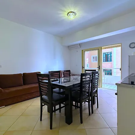 Charming And - Sleeps 6 *